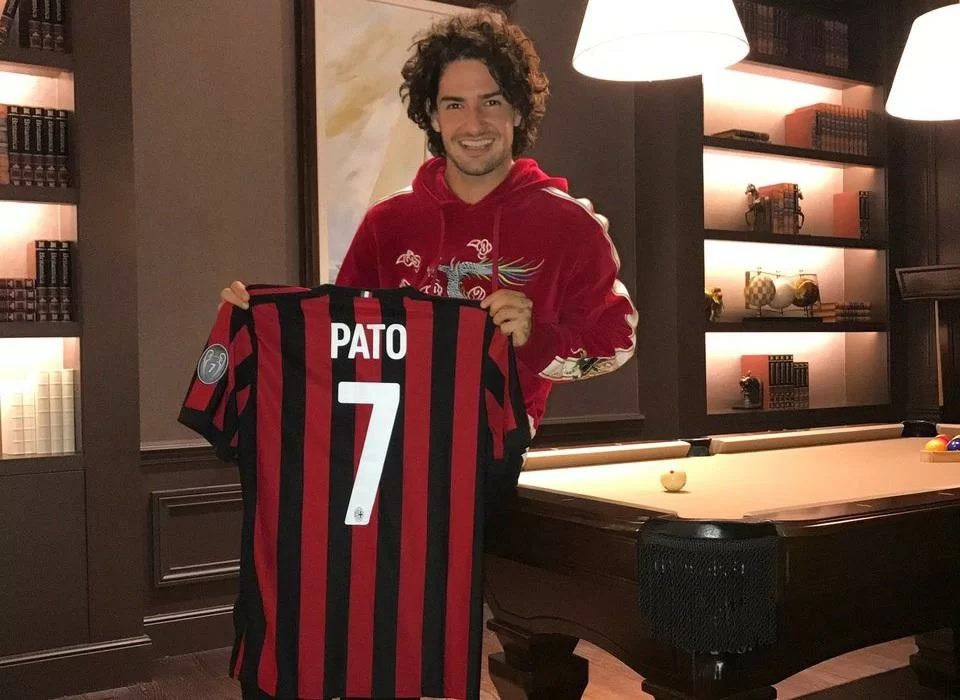 Il Milan regala la nuova maglia a Pato e lui ringrazia: “Vi auguro il meglio per la prossima stagione”