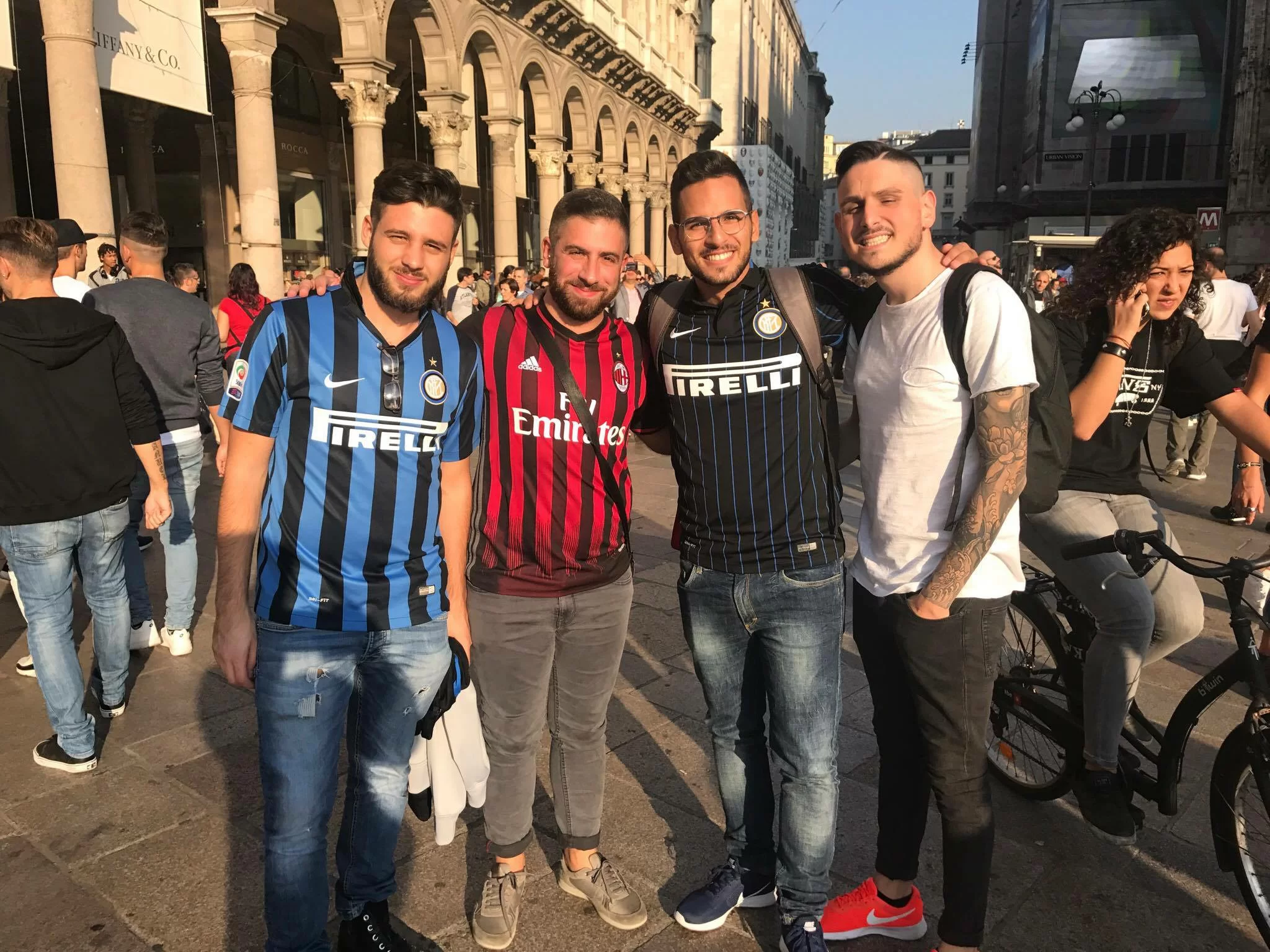 SM PHOTOGALLERY/ Tifosi in centro a Milano in attesa del derby