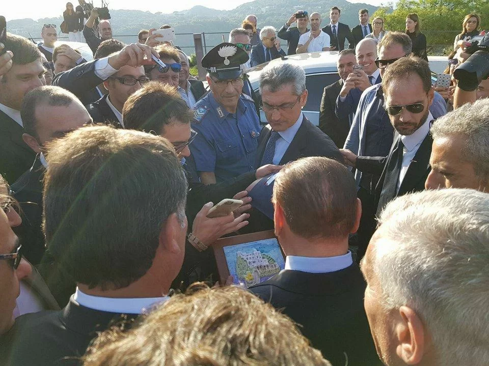 SM FOTO/ Ischia, il Milan Club dell’isola consegna una targa e la tessera d’iscrizione a Berlusconi