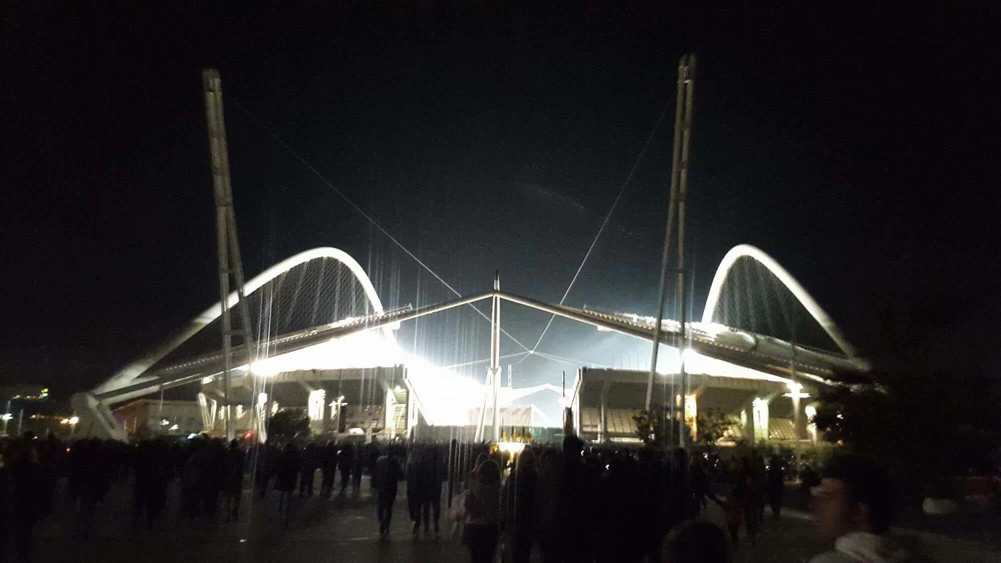SM FOTO/ Folla all’esterno dello Stadio olimpico Spyros Louīs per AEK-Milan