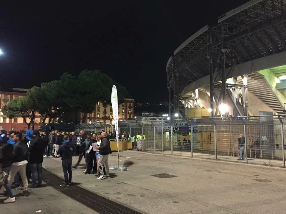 SM FOTO/ Napoli-Milan, l’attesa della gente fuori dallo stadio