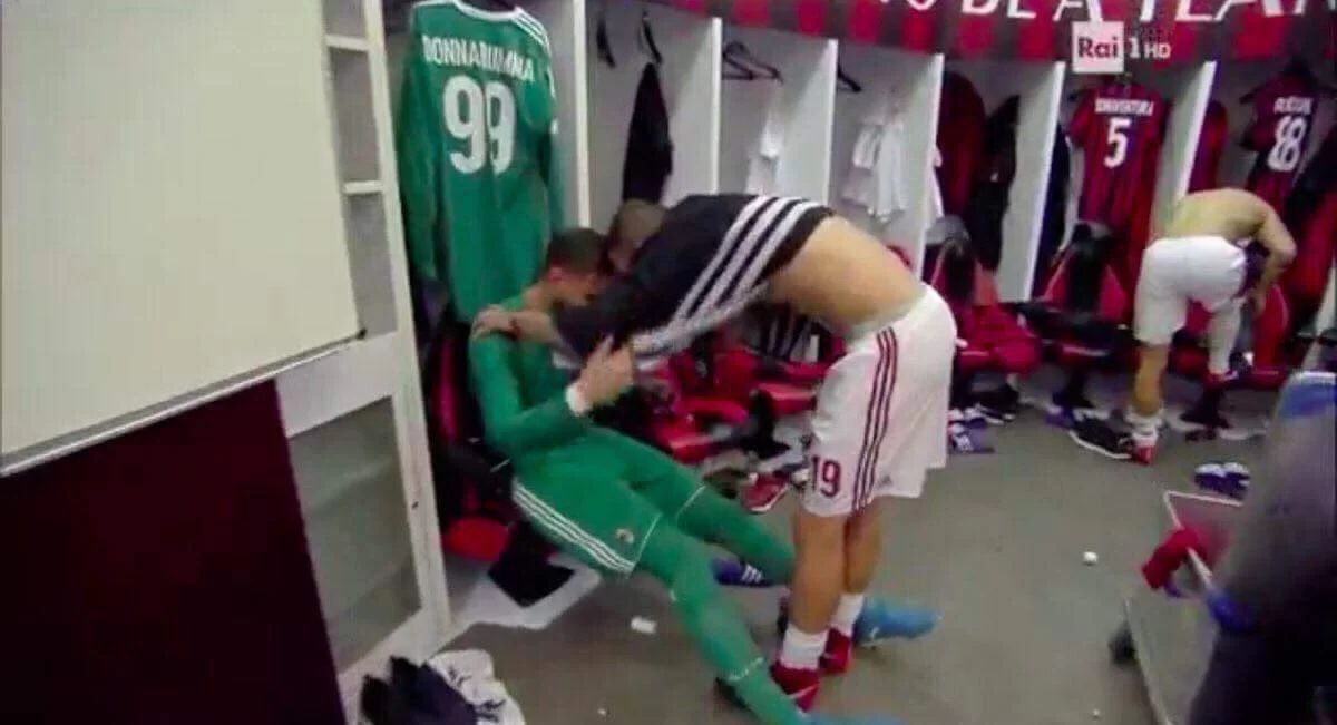 FOTO/ Rai Sport, negli spogliatoi Bonucci consola Donnarumma
