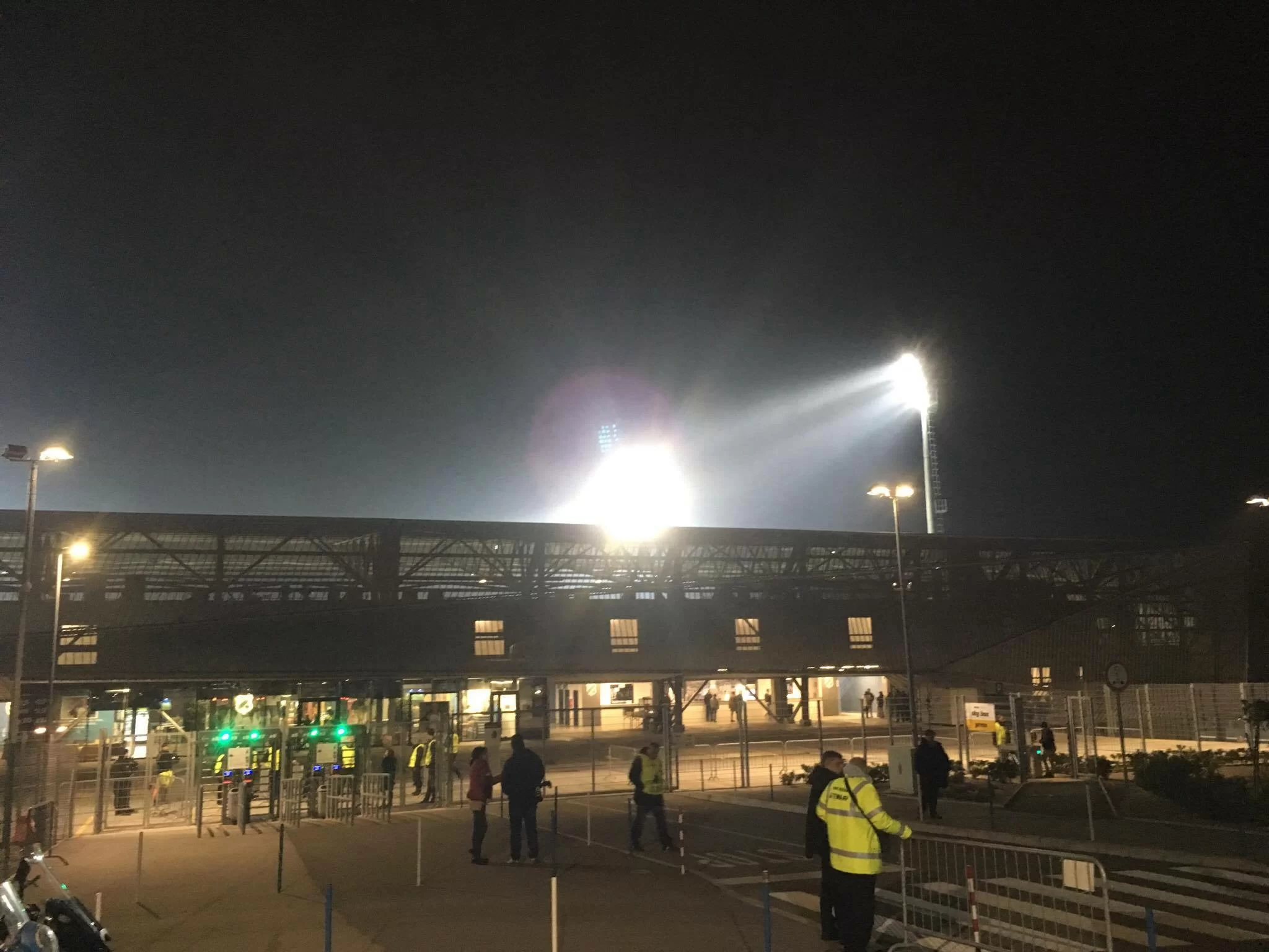 SM FOTO/ Poco più di un’ora a Rijeka-Milan: situazione tranquilla all’esterno dello Stadion Rujevica