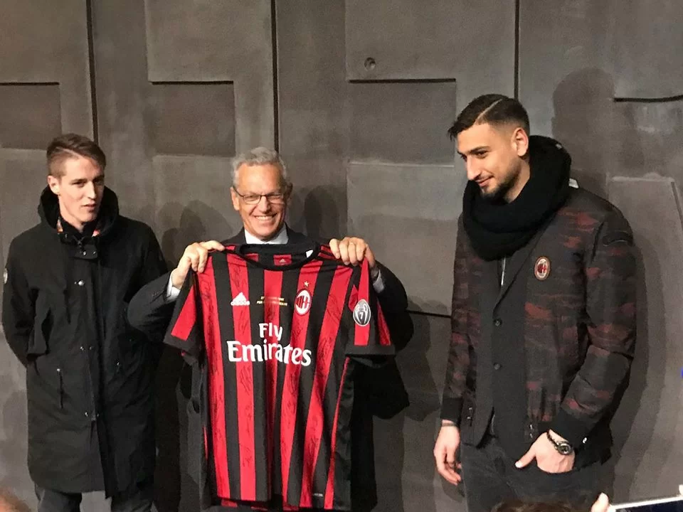 SM FOTO/ La consegna della maglia del Milan a Roberto Jarach