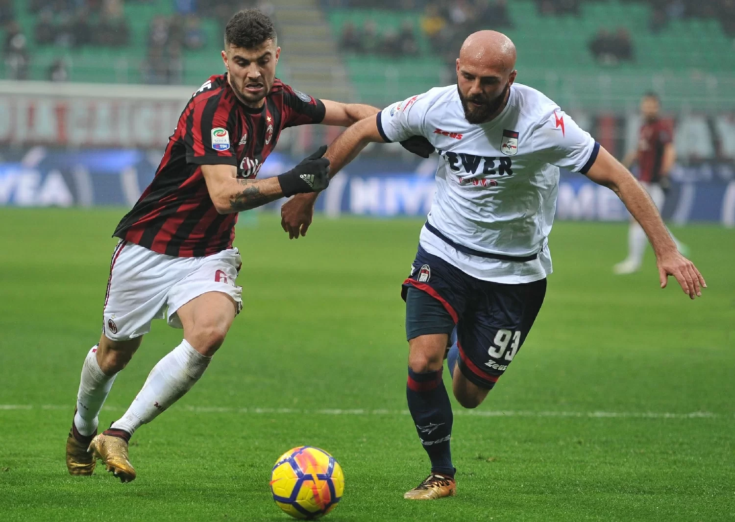 Milan-Crotone, c’è il fallo su Cutrone. Ma fuori area, quindi niente VAR