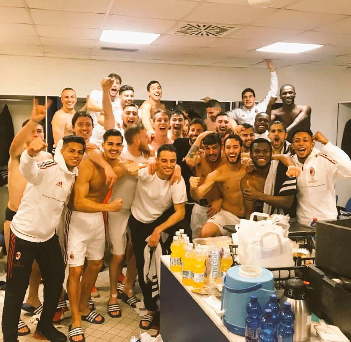 SM FOTO/ I ragazzi festeggiano nello spogliatoio