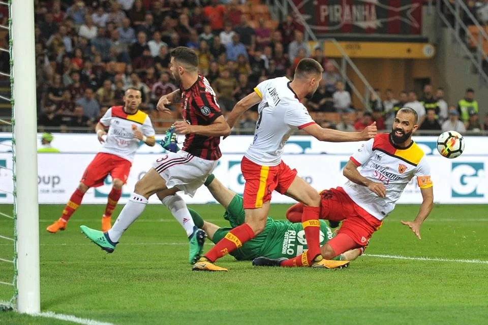 Il “retrocesso” Benevento fa la partita della vita ed il Milan glielo permette: Iemmello-gol, i sanniti sbancano San Siro