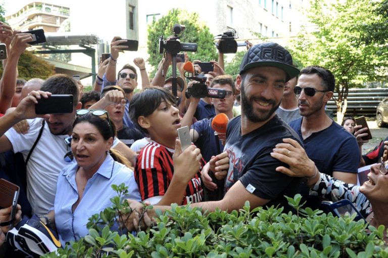 Higuain-Caldara Napoli-Milan