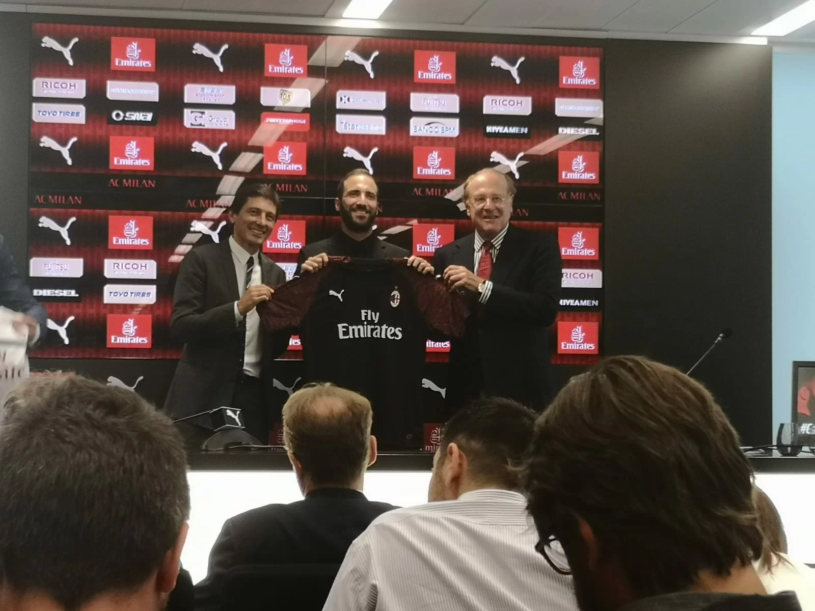 Higuain: “Al Milan mi hanno voluto tutti, ho la pelle d’oca. Vengo per riportarlo a quello che era”