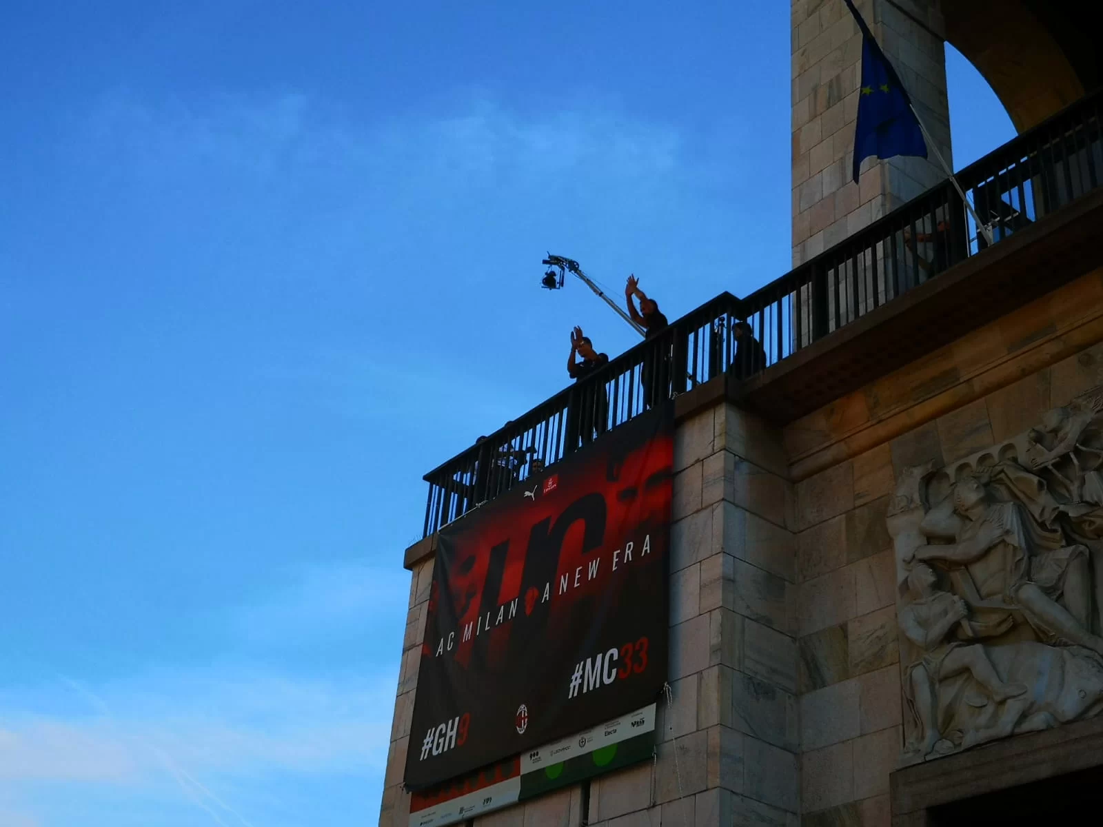 SM VIDEO • Higuain e Caldara in Piazza Duomo tra il delirio dei tifosi