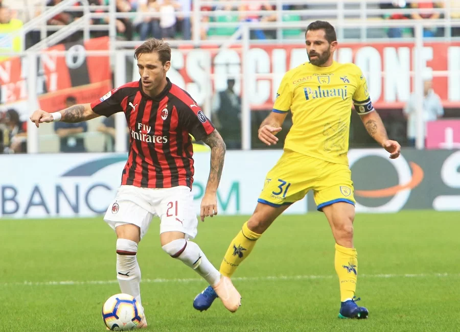 La pennellata di Biglia, poi la zampata di Piatek: Milan di misura sul Chievo, Inter a -4