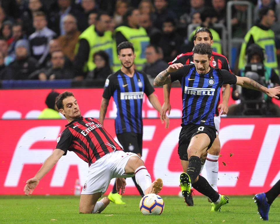 Campagna anti razzismo, il Milan si schiera con l’Inter. “Ci sono sfide in cui non esistono colori”