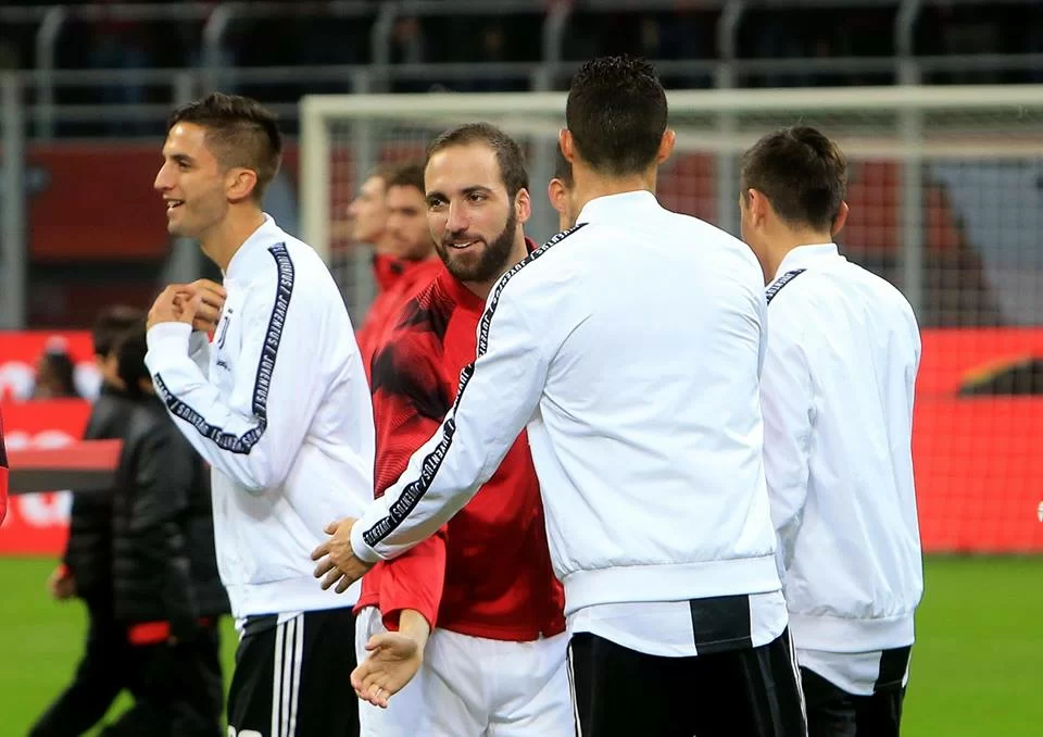 Juventus-Milan, si scalda Higuain. Ma prima il saluto con gli ex compagni