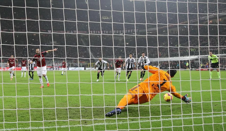 Milan-Juventus, le pagelle dei quotidiani: Higuain massacrato