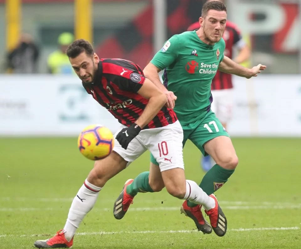 Calhanoglu tiene accese le speranze Champions: Milan corsaro a Firenze