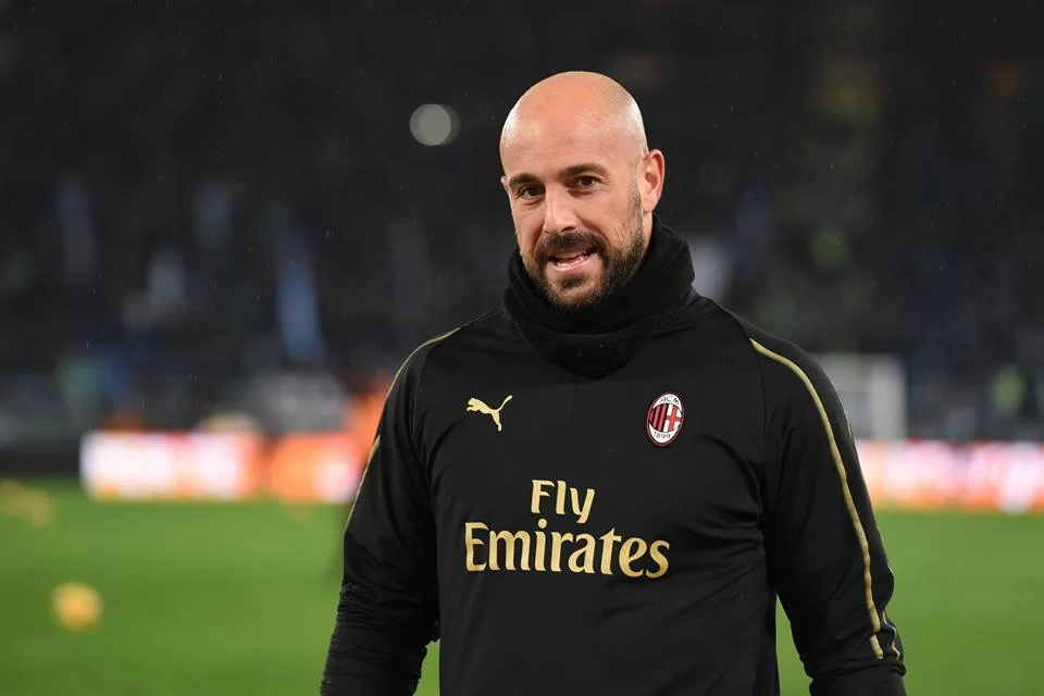 Elliott taglia i rami secchi