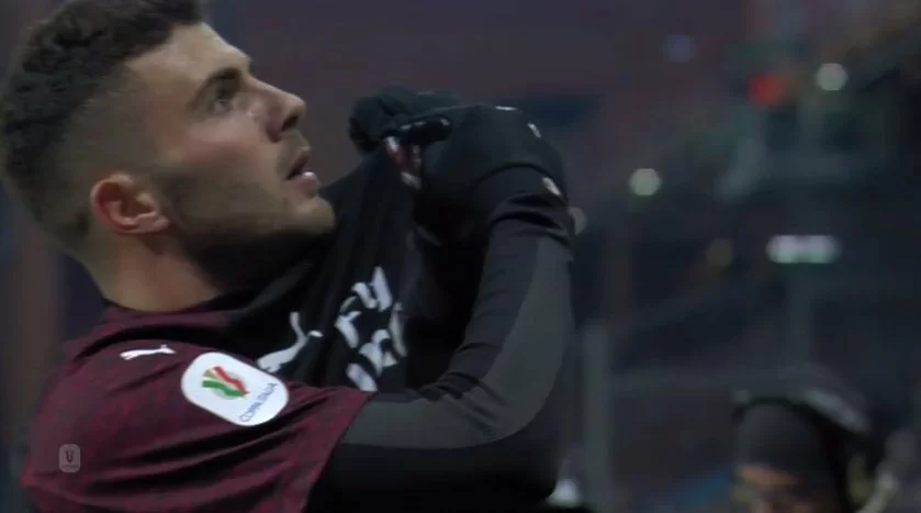 Cutrone, foto in maglia Wolves e saluti