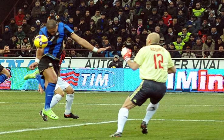 ACCADDE OGGI/ Adriano fa il ‘furbetto’ e segna di braccio: l’Inter vince il derby. L’Arsenal è travolto 4-0 a San Siro