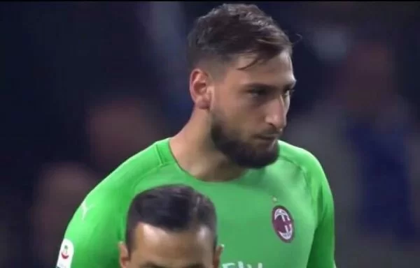 FOTO – I social condannano Donnarumma: “Se non fosse per Raiola sarebbe un pizzaiolo. Meglio Meret!”