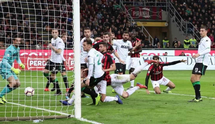 Il Sassuolo spreca, il Milan soffre ed è terzo: a San Siro è 1-0, Inter scavalcata