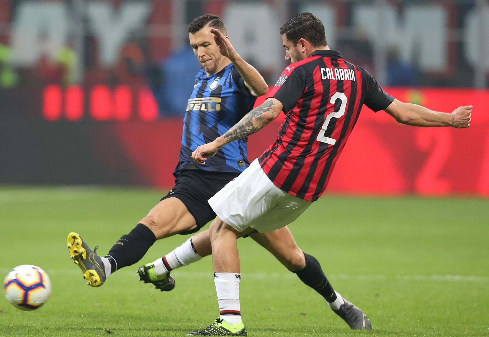 Calciomercato Milan – Sky: “Priorità al difensore centrale e rinnovo per Calabria. Everton…”