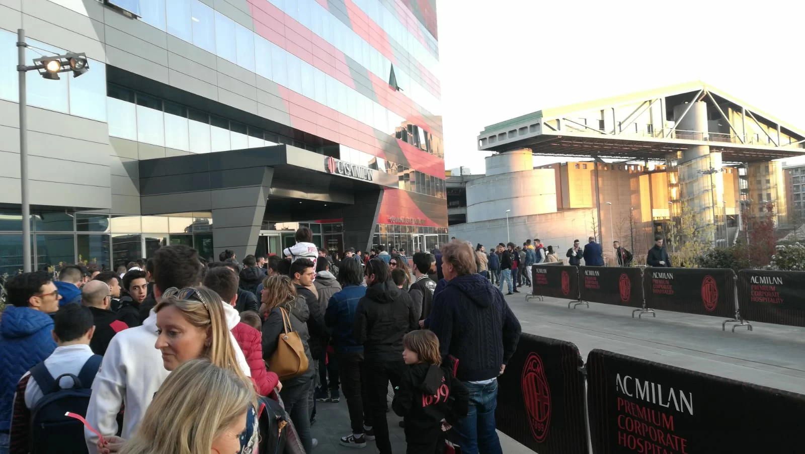 SM FOTO/ Tanti tifosi fuori Casa Milan per l’arrivo di Piatek