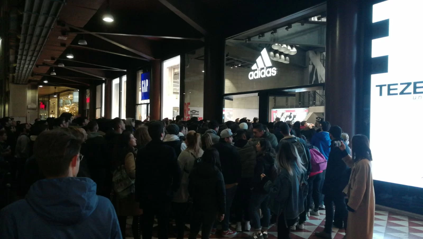 SM FOTO/ Grande entusiasmo dei tifosi per l’arrivo di Piatek all’Adidas Store