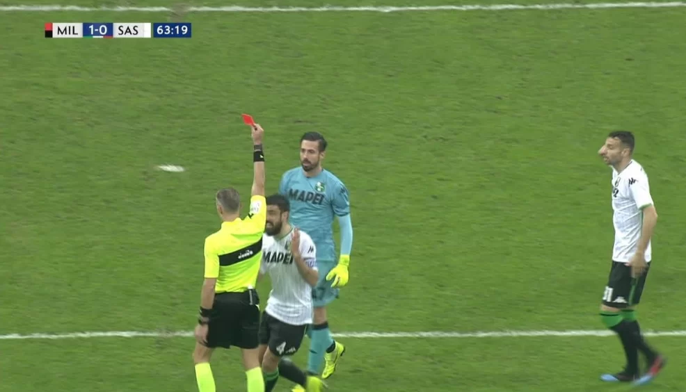 FOTO – “Ma che rosso è? Tra questo e il rigore non dato alla Lazio…” – il giornalista attacca il Milan!