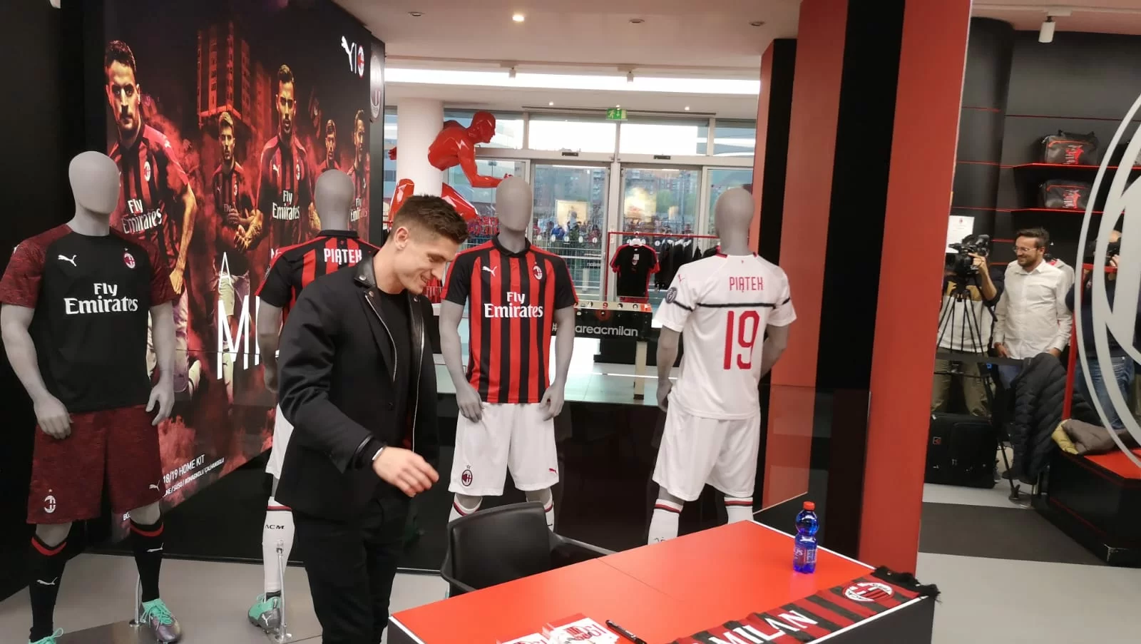 SM VIDEO/ L’arrivo di Piatek a Casa Milan per il meet&greet con i tifosi