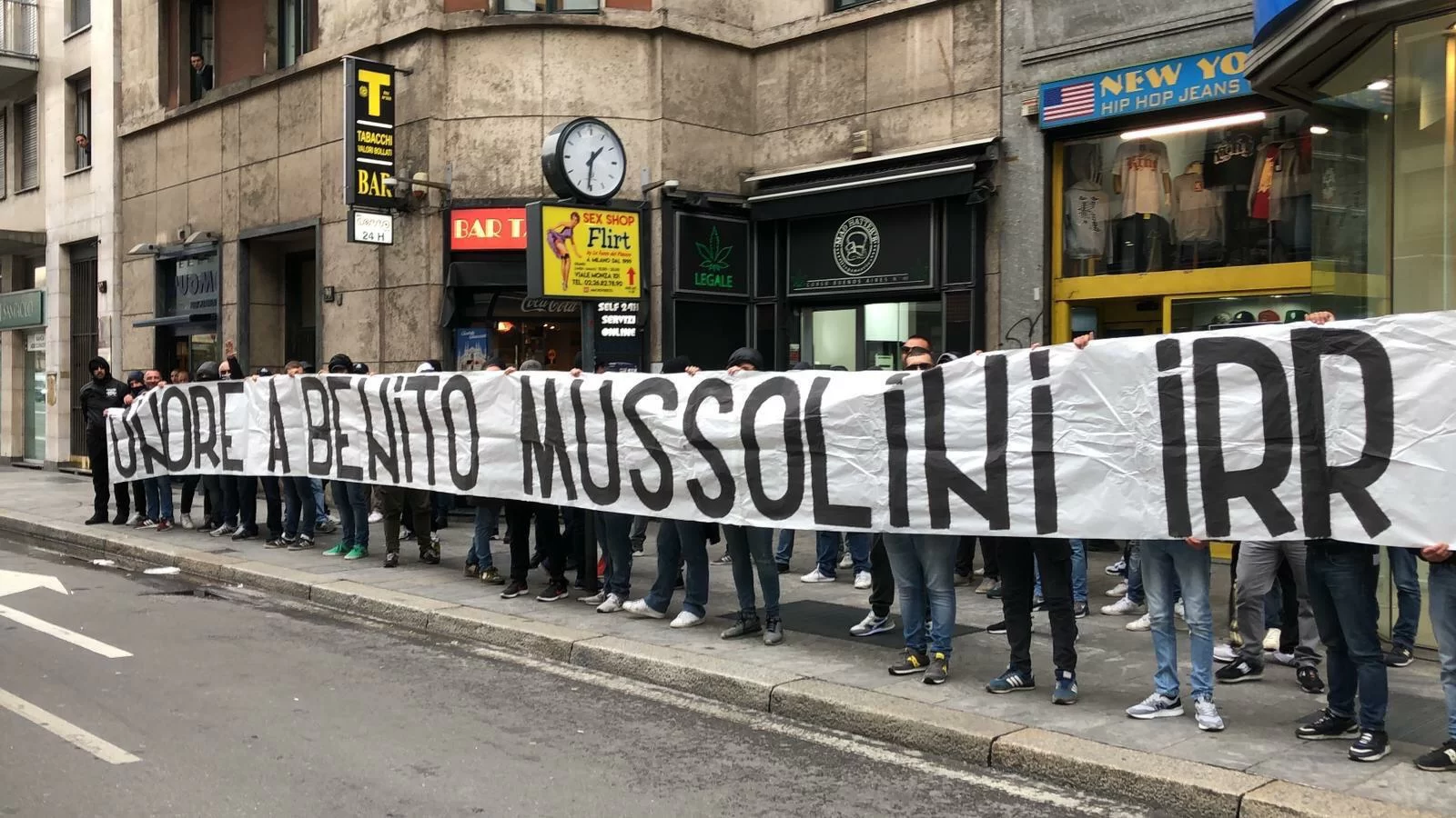 FOTO/ Tifosi della Lazio a Milano: “Onore a Mussolini”
