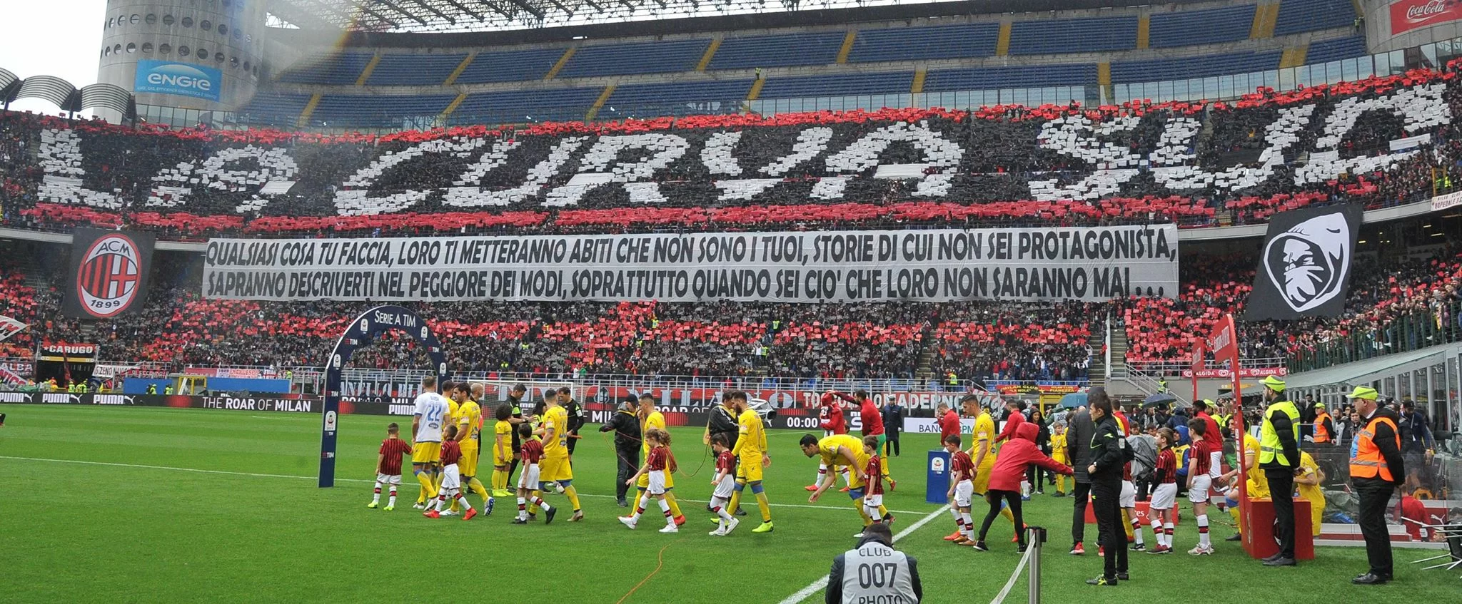 Curva Sud: “Per questa gente che ama il Milan follemente”