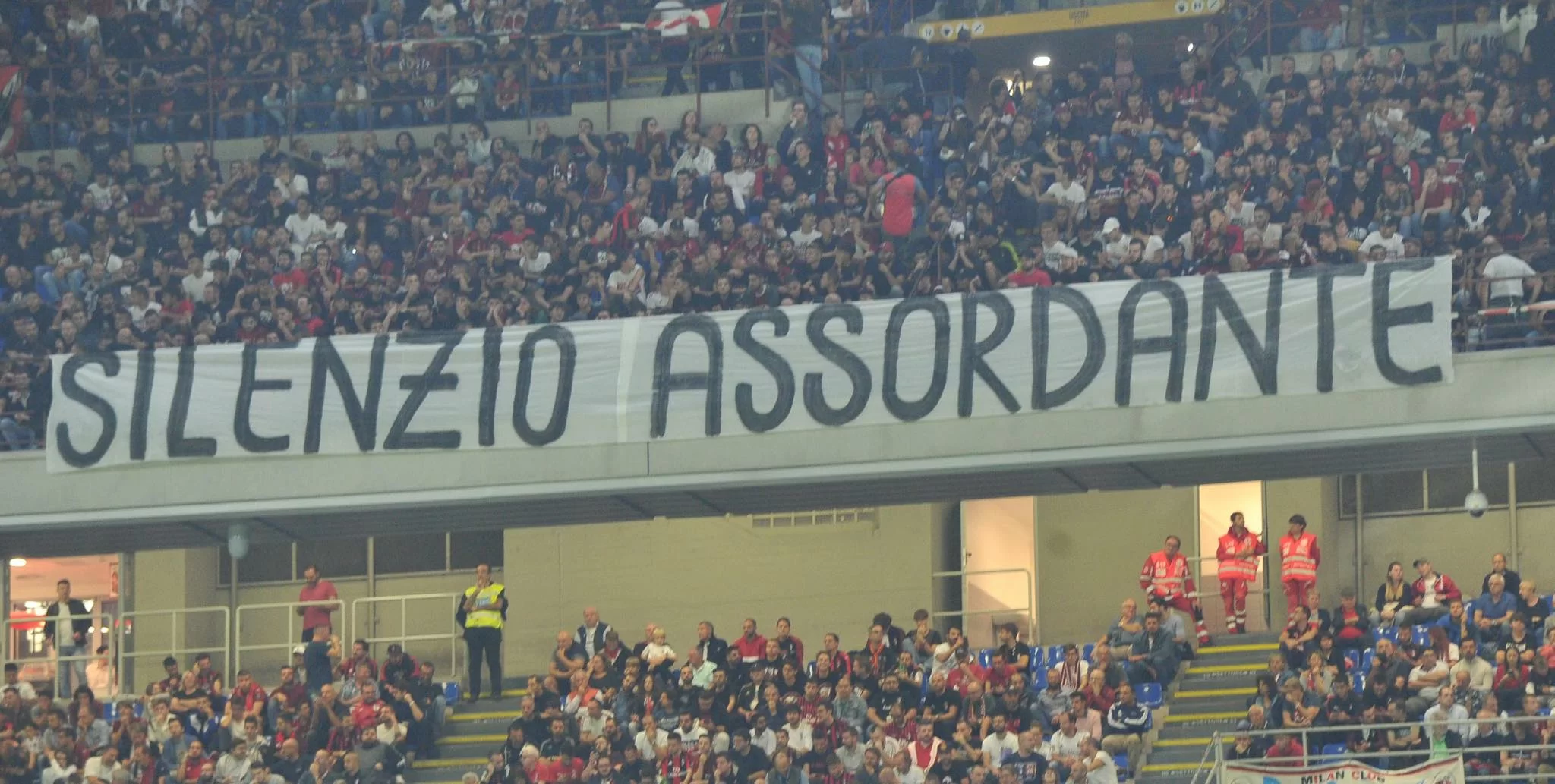SM – Prosegue la contestazione dei tifosi anche a Genova. “Per il Milan serve rispetto”