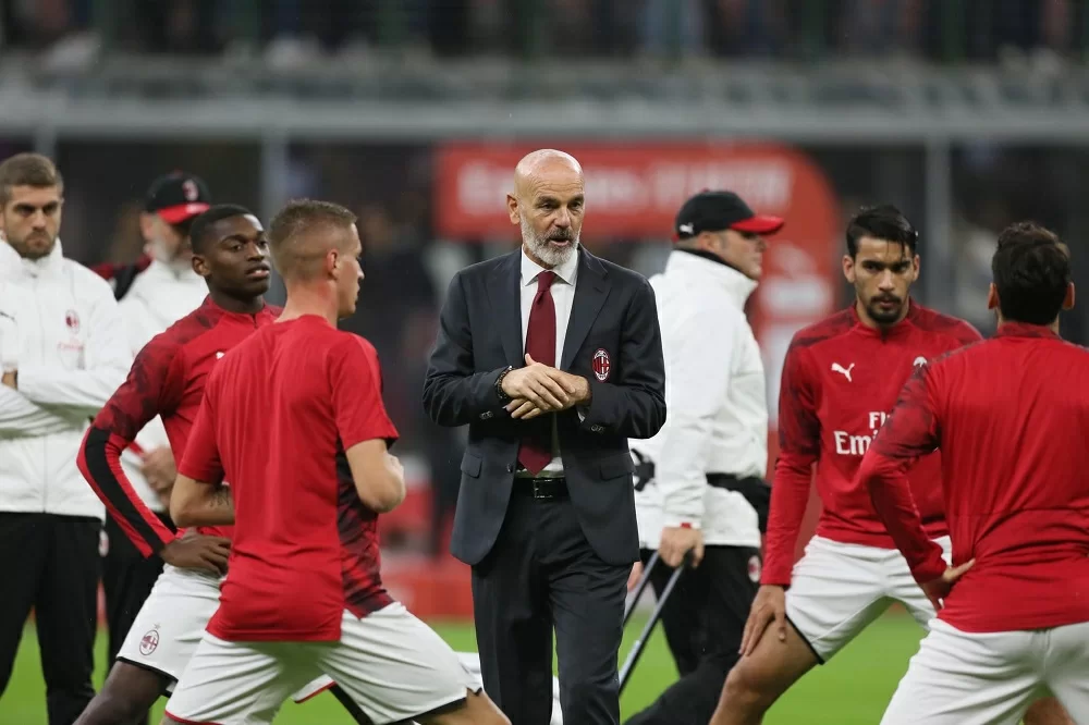 Pioli come Mancini e Nicolato: il Milan in campo con il 3-2-2-3