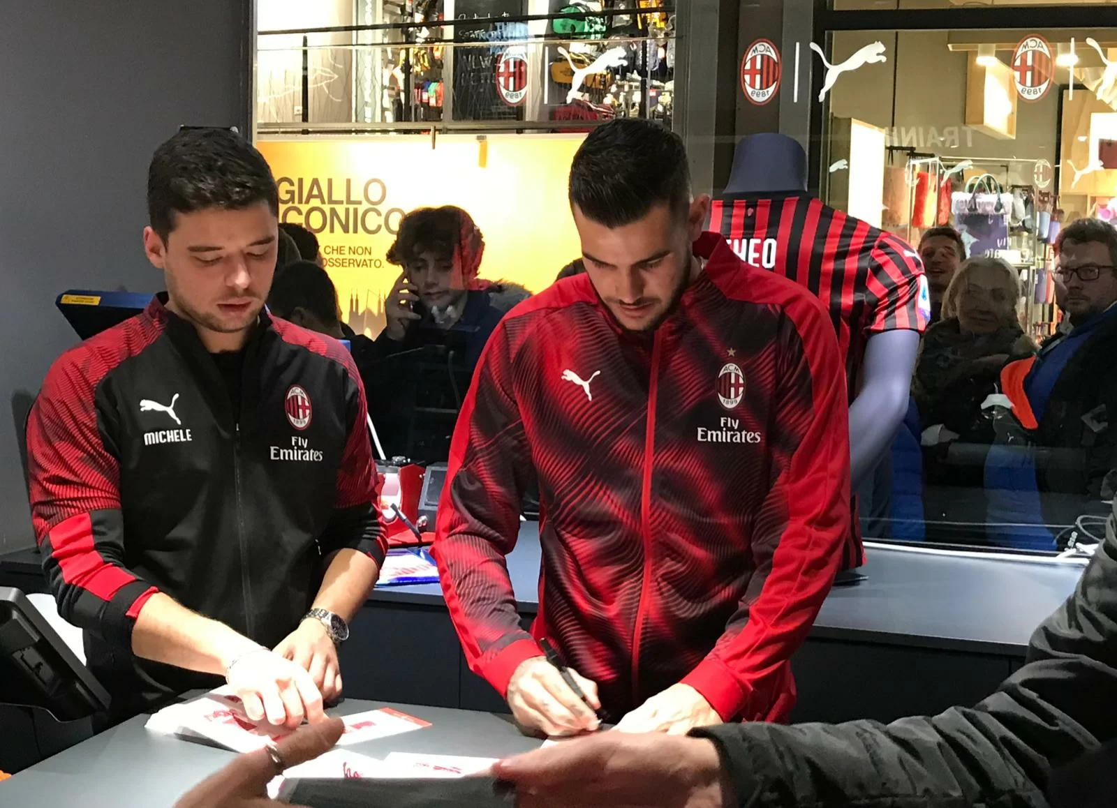 SM VIDEO – Theo Hernandez al Meet&Greet in Galleria San Carlo