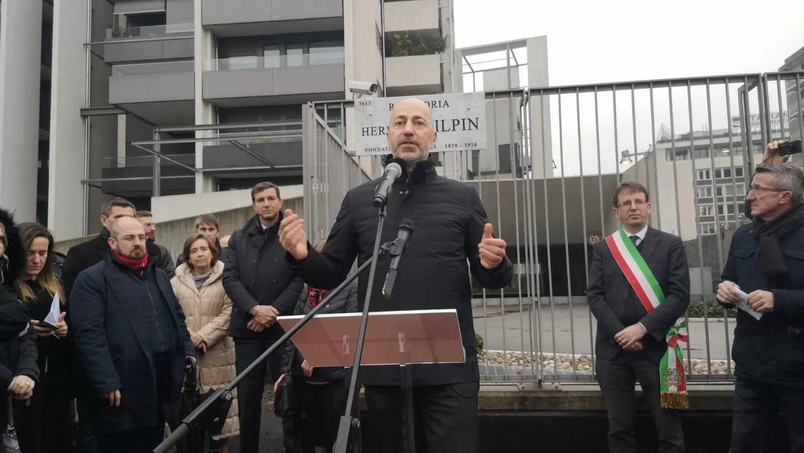 SM VIDEO – Svelata la rotatoria Kilpin, Gazidis: “Vogliamo lasciare eredità per altri cento anni. Siamo una famiglia di 400 milioni di persone”