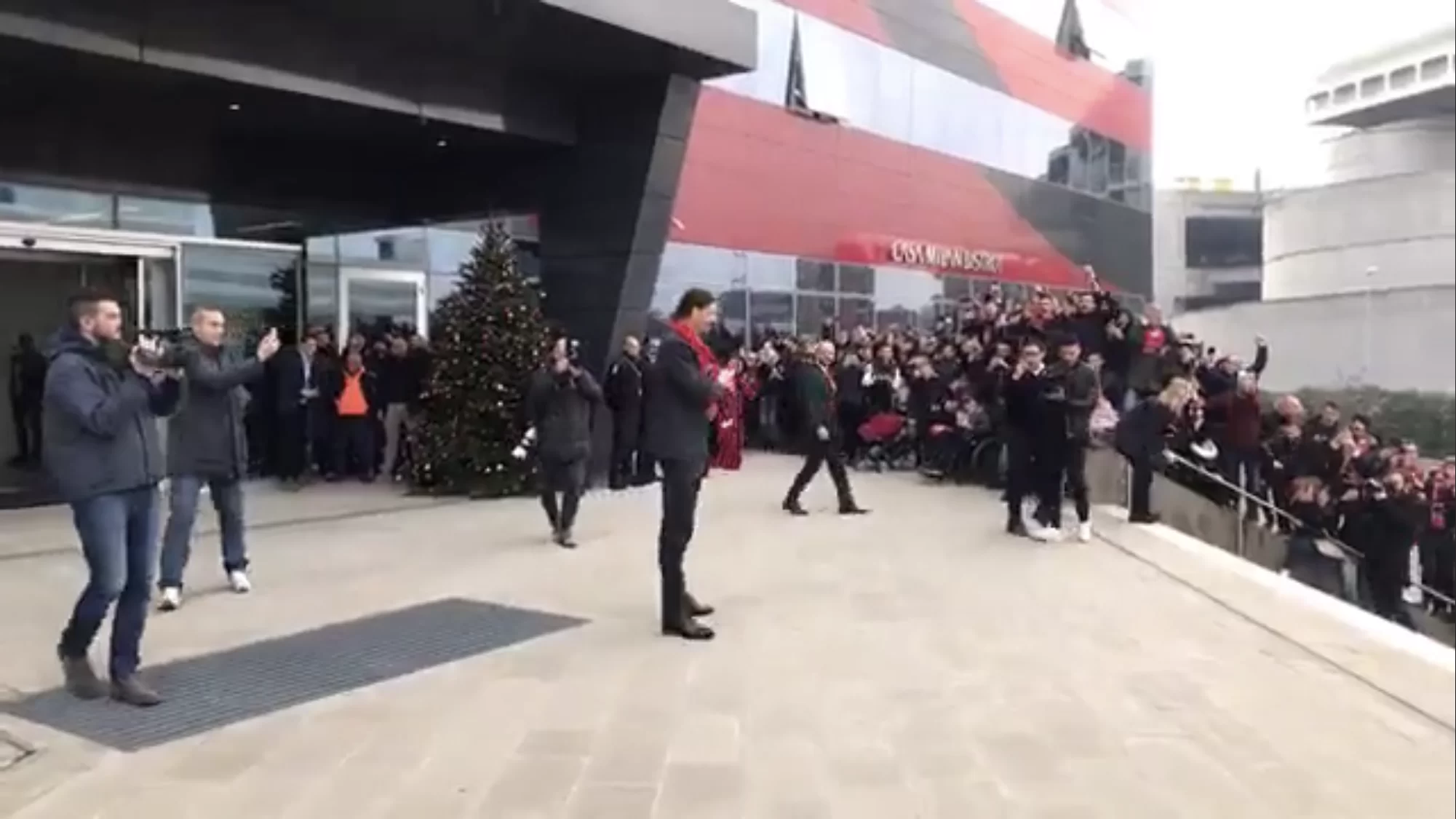 SM VIDEO – Ibrahimovic riabbraccia il suo popolo a Casa Milan