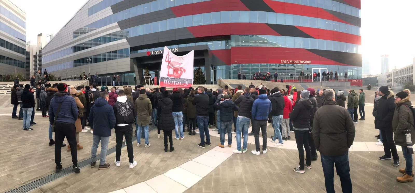 SM FOTO – Bagno di folla anche a Casa Milan in attesa di Ibrahimovic
