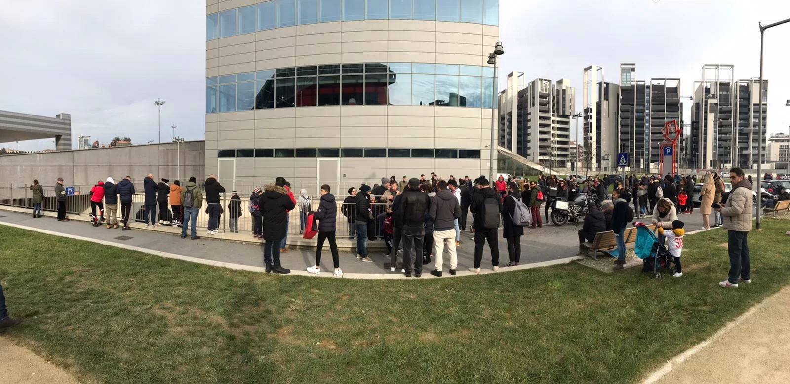 SM FOTO – Ancora tifosi rossoneri fuori da Casa Milan in attesa dell’uscita di Ibra