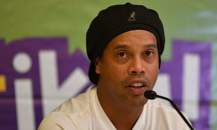Ronaldinho all’uscita del carcere: “Grazie per le preghiere”