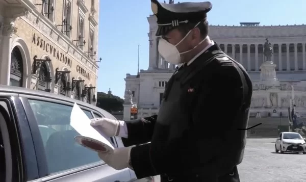 Milano, si finge infermiere per sfuggire al posto di blocco e poi pubblica il video sui social: denunciato