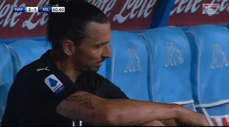 Ibra sostituito e arrabbiato: lancia una bottiglietta