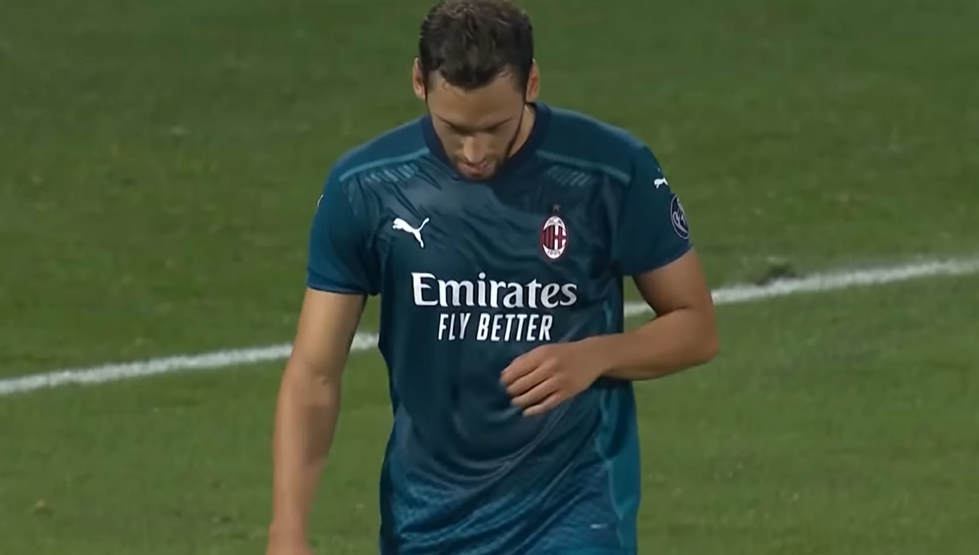 Bild – Falk: “Tra Calhanoglu e Manchester Untd la trattativa è concreta”