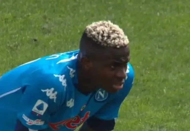 Rohr (CT Nigeria): “Lussazione alla spalla per Osimhen, fuori per qualche settimana”