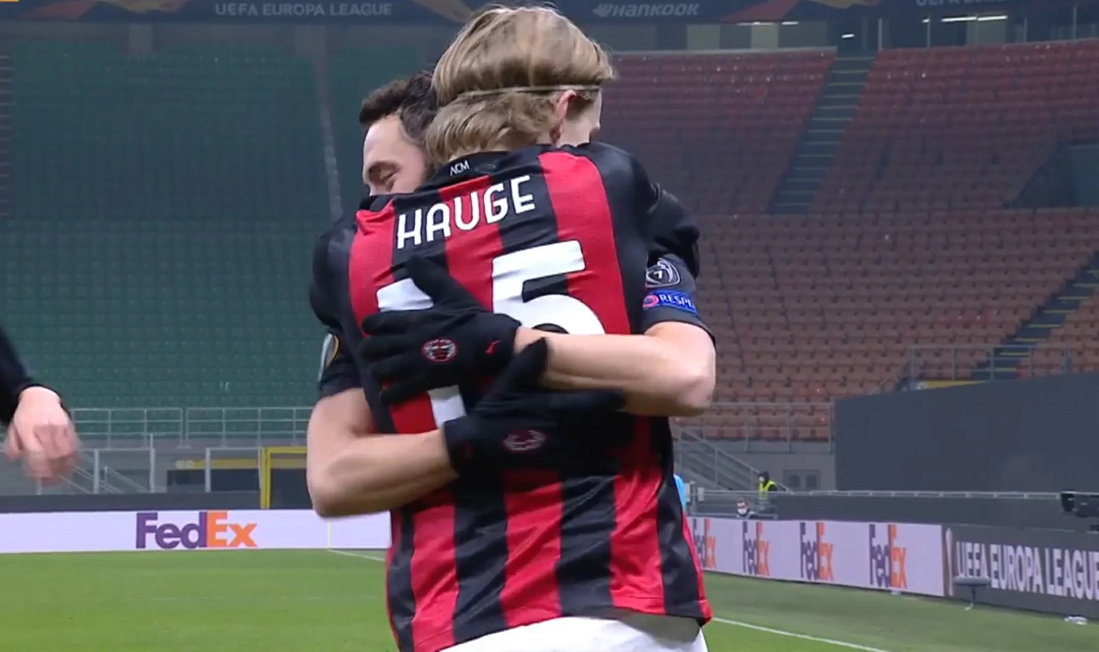 Calhanoglu su Hauge: “Non deve andare in prestito, ha qualità e se lavora sodo può essere un titolare