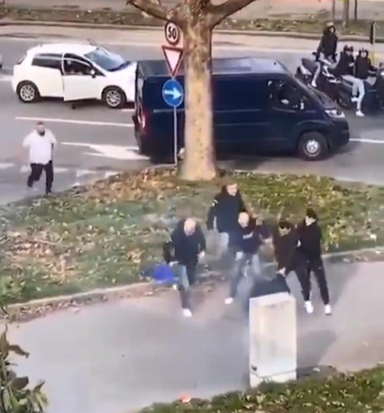 Vergogna a San Siro: in sette contro uno, calci e pugni al tifoso milanista