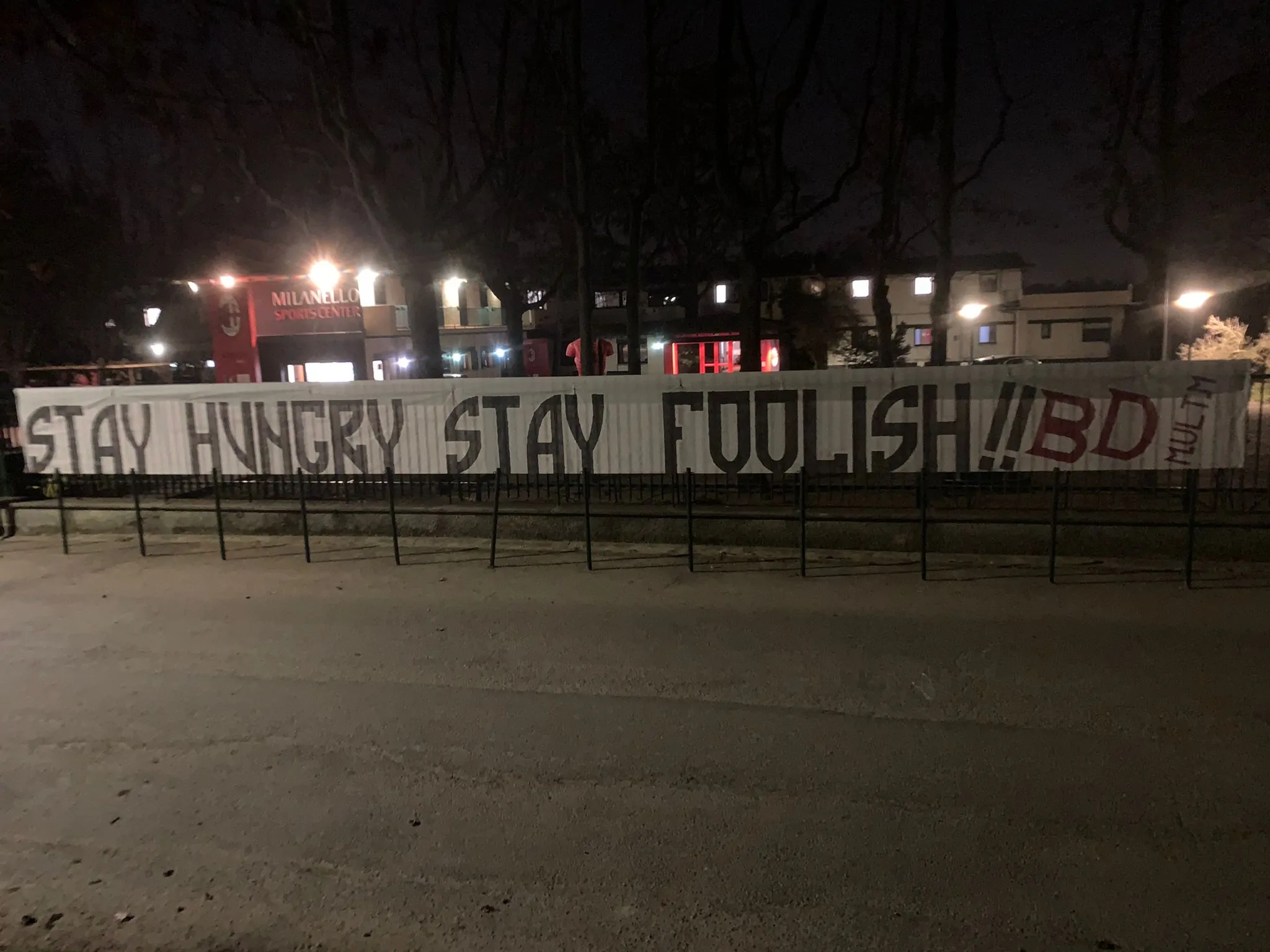ESCLUSIVA SM – Striscione d’incoraggiamento fuori da Milanello