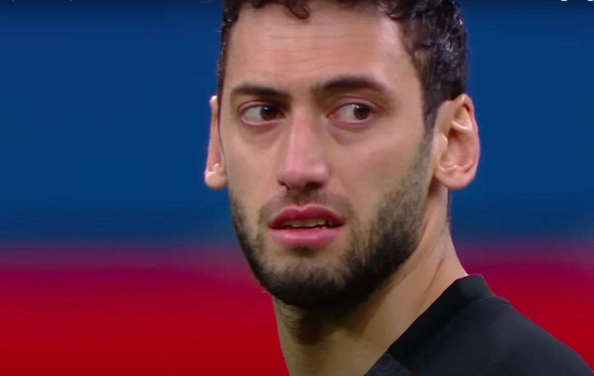 Rinnovo Calhanoglu in stand by, arriva l’interesse del Psg