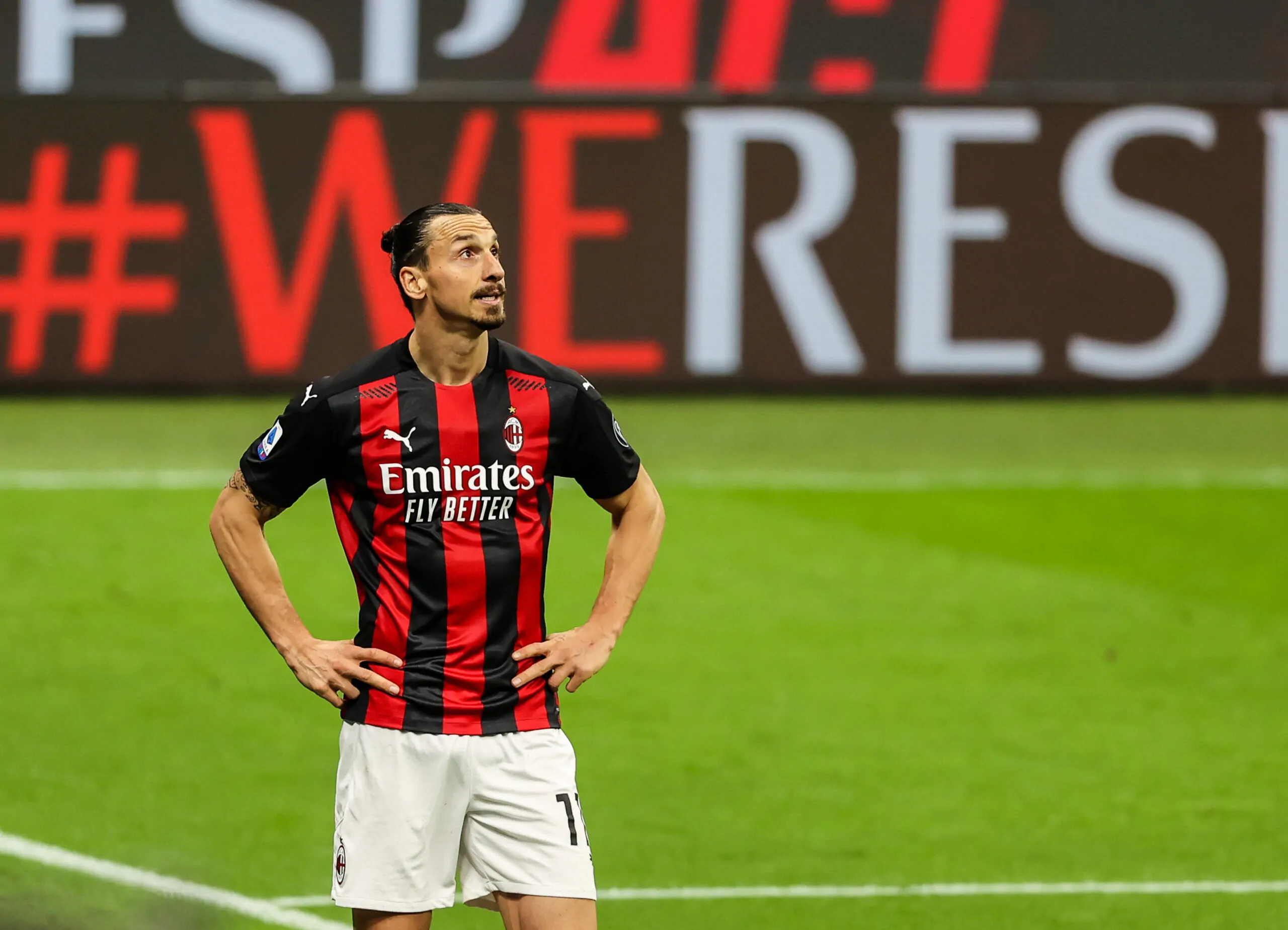 Il ginocchio di Ibra cambia il mercato: Giroud la priorità, Raspadori l’idea