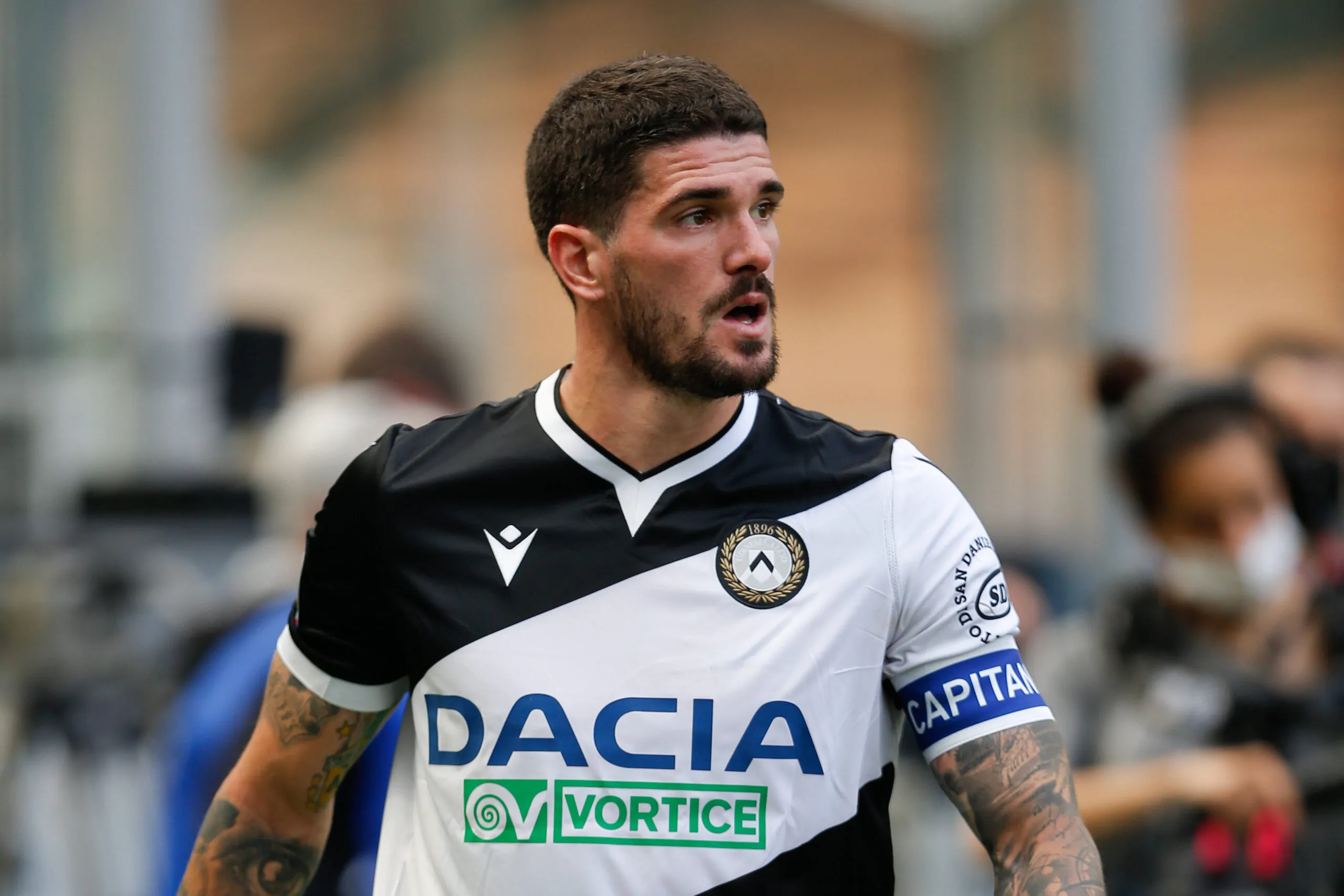 Çalhanoğlu si allontana sempre di più, il Milan punta forte su De Paul