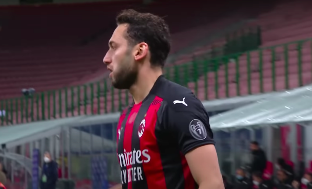 Hakan Calhanoglu con la maglia del Milan